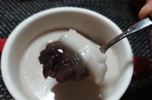 上のツルンとした牛乳ゼリーも美味しい。