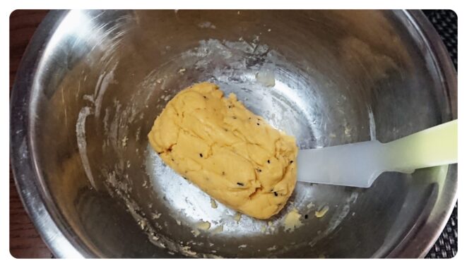 手を汚さずに作れるのが良いところ。生地は冷凍しておけば好きな時に焼ける🍪