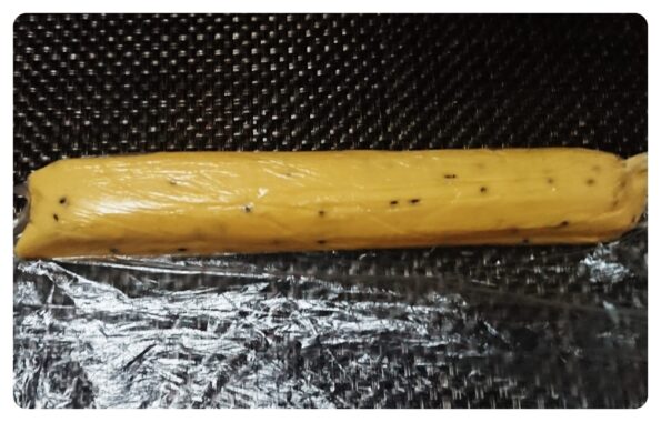 胡麻塩入りのクッキー生地を棒状に整えてから冷凍庫へ。固まってからの方がカットしやすいし、保存も楽ですよ✨