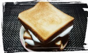 板チョコとマシュマロをサンドした食パンをトーストしてごらんなさい。匂いで満足、食べて満足。完食して後悔が味わえますよ~🤗ワオ‼️