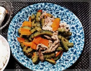 ゴーヤと豚コマ、人参の炒め物。簡単楽チンが最強!!味付けは適当だけど…最近はレモン風味が好きなのでレモン汁をかなり入れました🍋