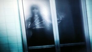 【刺青の聲】には半裸の女霊が数人出てくる。屋敷の外は雪が降ってるのにその格好でうろつくのはダメでしょ。…待てよ?そう言えば怜ちゃん達も夏服だったわ