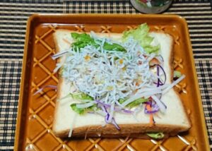 釜揚げシラスとキャベツの千切りで和風サラダにするのも好きです。チーズトーストのトッピングにも(o^-')b