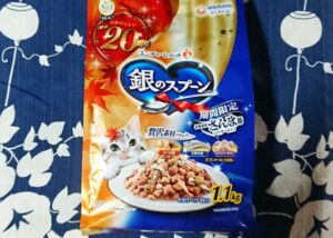 ストックのカリカリはあるけど、つい買ってしまったのです。ミミーにもサンマを味わって欲しくて…ネ
