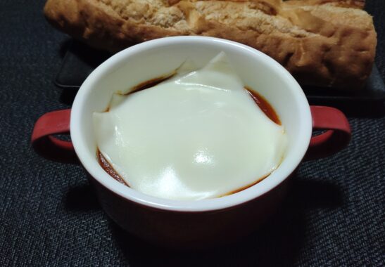 パンを手で千切ると思った〜?そのままダイブさせるに決まってんでしょ😛