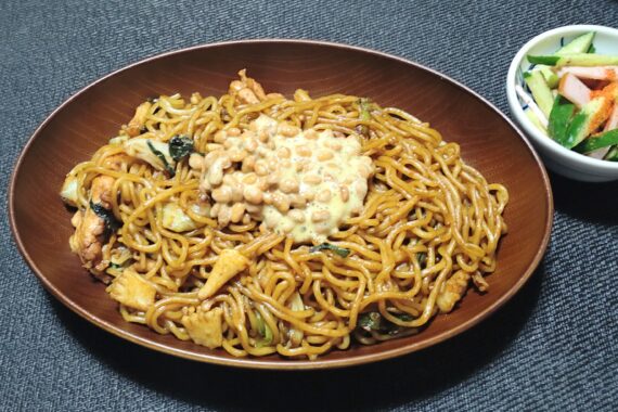 「粒」でも「刻み」でもマッチする納豆焼きそば。ネギよりも天かすを加えると食感が良くなります(´~`)シャクシャク