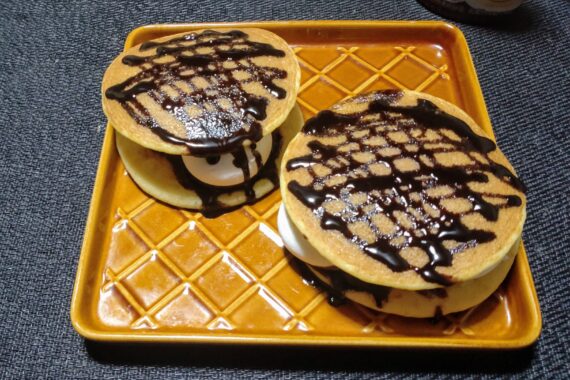 さすがに手づかみでパクリはイカンでしょ。フォークでいただきました🤤