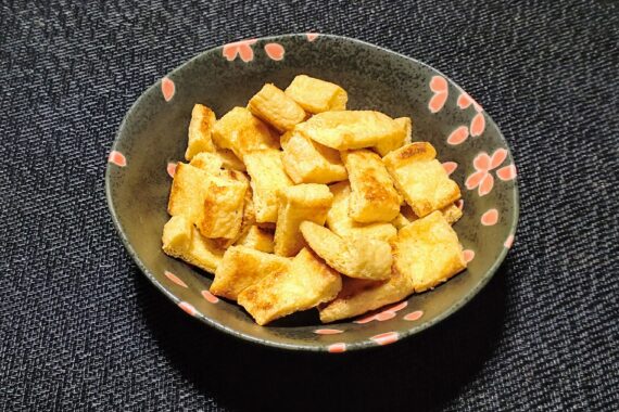 カリカリ油揚げ。香ばしくなるまで焼くだけ…なのに美味いのよ🤤