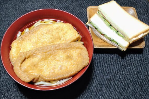 シンプルきつねうどん＆サンドウィッチ。きつね揚げ2枚の大サービスですぞ〜٩(♡ε♡ )۶