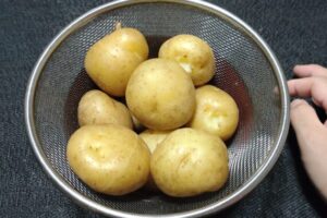 10分くらい水に浸しておいて、その間に肉じゃがの“じゃが”抜きを作る。皮をペロンと剥いだら大きめにカットしてドボンさせるだけ〜♡