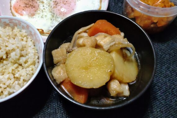 肉じゃがの“肉”が消えた“じゃが煮”に麩を追加してかさ増しする。残飯処理も大事な仕事なのですよ？