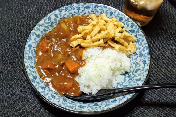 カレーと油揚げがこんなにもマッチするなら、シチューにも合うかもしれぬワケでして…
冬になったらヤッてみるか〜!?
