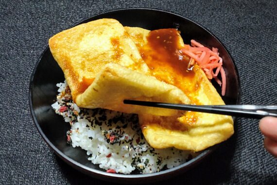袋から出してそのまま焼いた油揚げをドカンと丼メシにのせるだけ👍️焼肉のタレの仕事ぶりには目を瞠(みは)るものがありますなぁ🤤
