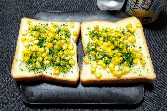 食パンもコーンもファミマで購入。もちろん缶チューハイもファミマやで〜