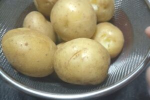 包丁でグルっと切り目を入れてから下茹でするだけです。簡単〜♡