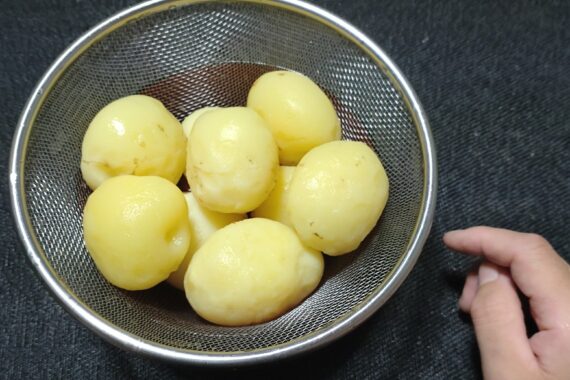 皮をペロンと剥ぎ取った芋