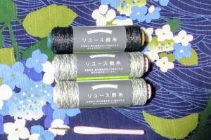 黒とグレー、白と黒の糸を撚(よ)り合わせてあるみたいですね。この糸の細さなら、かぎ針は2号でピッタリだと思います。(๑•̀ㅂ•́)و✧