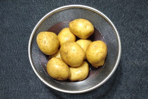 包丁の角を使って芽をほじくる…？バーロー、ピーラーにもっとほじくりやすい角が付いてるだろ？