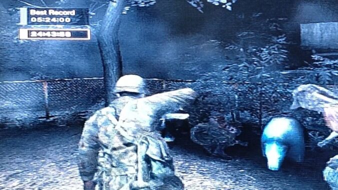 なかなか武器を手離さない部下。この…馬鹿野郎がッ…