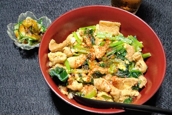 鶏皮と油揚げと麩の卵とじ丼。カリカリでもプルプルでも許されるのがズボラ料理道です🤤