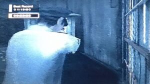 ①少し離れた場所から狙撃して窓ガラスを割り、闇霊達が集合する前に木材の裏に隠れます。しばらく待っていると勝手に消滅するので、それからゆっくり懐中電灯を入手しましょう。