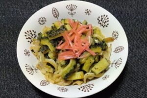 ゴーヤとミミガーの塩コショウ炒め。物足りなくて焼肉のタレをかけて食べました。