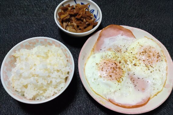 玄米入りご飯とハムエッグ、そして最近良く作る新生姜の佃煮。おばちゃんだって鬼滅ブームに乗っかるぜ〜。生姜の佃煮は胡蝶しのぶちゃんの好物らしいよ(´~`)モグモグ