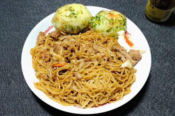 本当はポテトサラダを作ってサンドウィッチにする予定でした。でも…もう、いいのよ。焼きそばと芋を食べながら食パンもかじるからさァ！もうさァ！いいんだよ！！