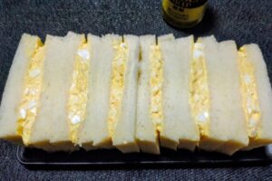 まぁまぁ良く作る夜食。ハムサンドより卵サンドの方が好きです。