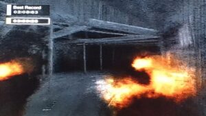 ②鉄扉へ向かって行進して行く闇霊達を背後から一気に燃やし尽くします。懐中電灯は火炎放射器だった…?ともかくジュワッと消え去った隙にゴールまで駆け抜けましょう!!彼らはマッハで復活しますから。