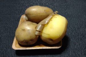 水につけたまま放置しておくのが正解。皮を剥ぐときは爪を立てないように要注意です！