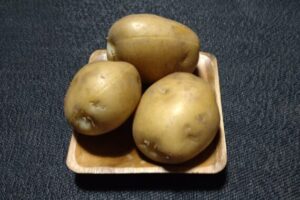 しっかり茹でて中まで火を通しましょう。もちろん蒸かしてもOKですよ～