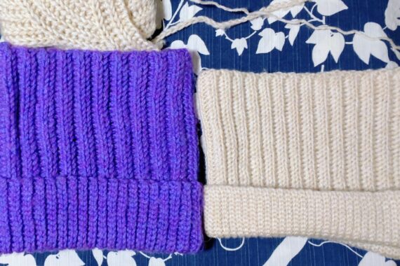 おそらく紫は8号で編んでんねんな！白は7号で編んでるから〜🤣まあコレも試作だし、ええか！