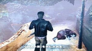 銃を奪ったら、しばらく付近に隠れて敵の復活を待ちます。そうすると『カメラフラッシュ📸』のイベントも復活しますよ。しかも手ぶらで追いかけてくるようになったので地下通路を抜けた先まで連れ出すことも可能です。