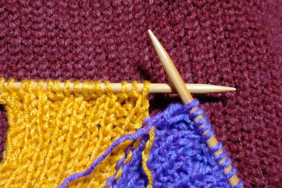 裏面で毛糸を交差させ、続きを編む。間違えても慌てずに1目ずつ戻っていけば編み直すことが可能です。