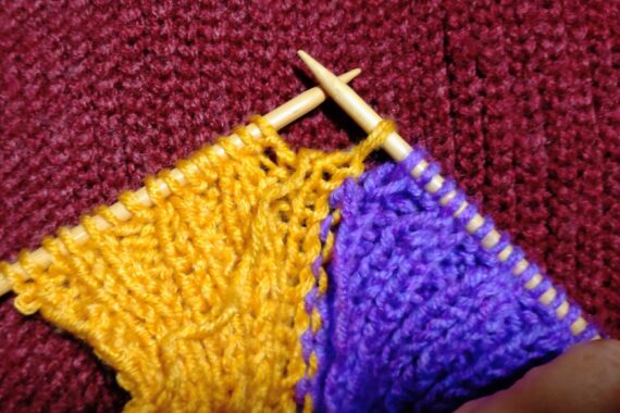 シンプルな『二目ゴム編み』だから編みやすいんですよね。これが複雑な模様編みだと私の手には負えません。自分の編み物レベルを過信しないのが正解だと思います。