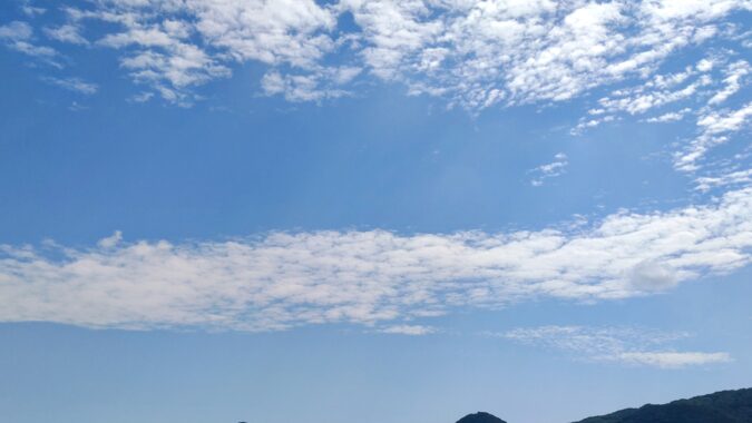 秋の晴天は格別ですね。それはそうと、下の長細い雲がサンマに見えだしたら重症です🎣