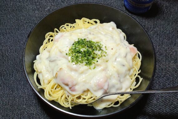 ベーコン&椎茸の牛乳餡パスタ。この組み合わせが気に入りました。椎茸をシメジに変えるとイマイチやね🤔