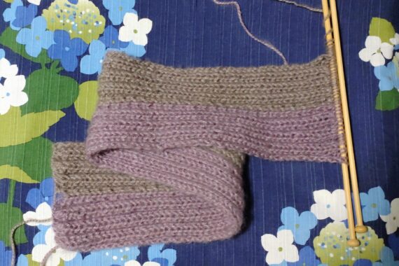 せっせと編むマフラー。本格的な冬が来るまでに編めるかなぁ〜