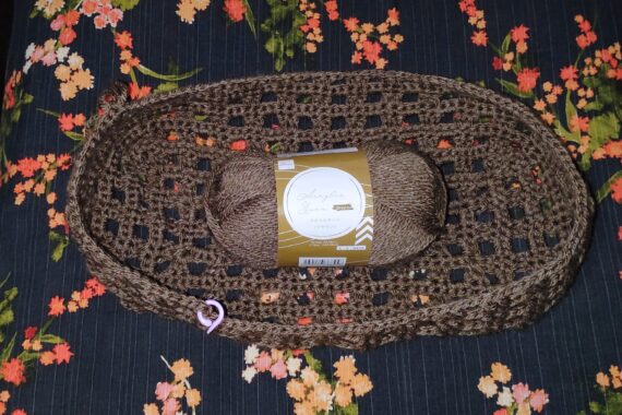 このまま本体を編んでいって、持ち手は編み図と違うデザインにアレンジしましょう。