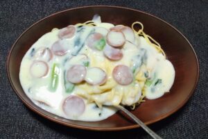 ホウレン草とサラミの薄切りをチョイスしてみた。具材の組み合わせを探るのも楽しみのひとつですよね～ლ(´ڡ｀ლ)