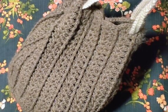 丸底の巾着バッグを編みました。ぽってり可愛くて気に入ったのでもう1個編みま〜す🥰