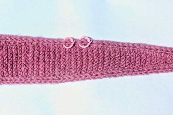 真っ直ぐになるように編んでいるはずなんだけどね〜🤔目印リングを付けても間違えることがあるのが不思議です