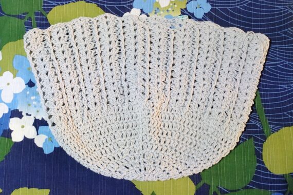 コットン糸でも編んでたりして