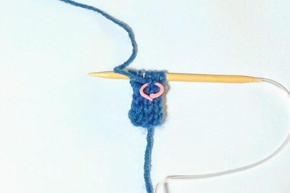 表か裏か分からなくなった？1段目(＝表面)を編んだ時どっちに糸端があったかな〜🤗