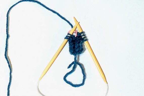 まずは表編みで2目編む。次に3番目の表側から右の針を入れて糸を引き出し、同じ目の裏側から捻るように針を入れてもう一度糸を引き出す。そのまま3番目を左の針からはずす。