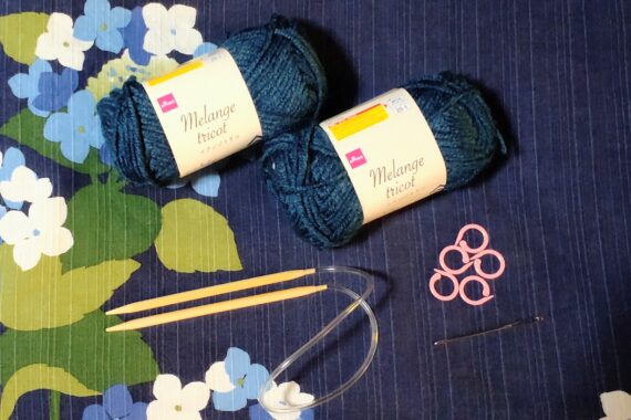 この毛糸(45g)ならば一玉あればOK！太めの毛糸でさっくり編んでも良し！細い毛糸でみっちり編んでも良し！アレンジし放題ですよ。