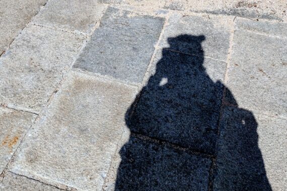 陽射しが強くなってきた〜🌞寒いと思ってニット帽かぶってきたのが仇(あだ)になりました