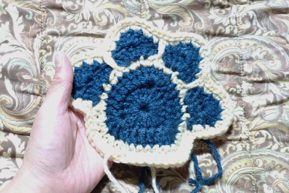 最初は8号のかぎ針だったけど編み直す時になんとなく7号に変更しました。