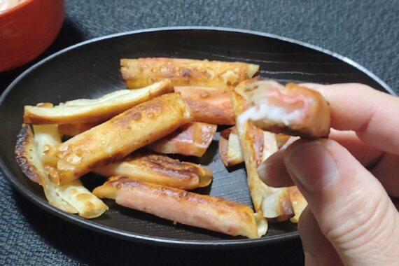 サクサクの餃子の皮と熱々のカニカマがベストマッチです🤤